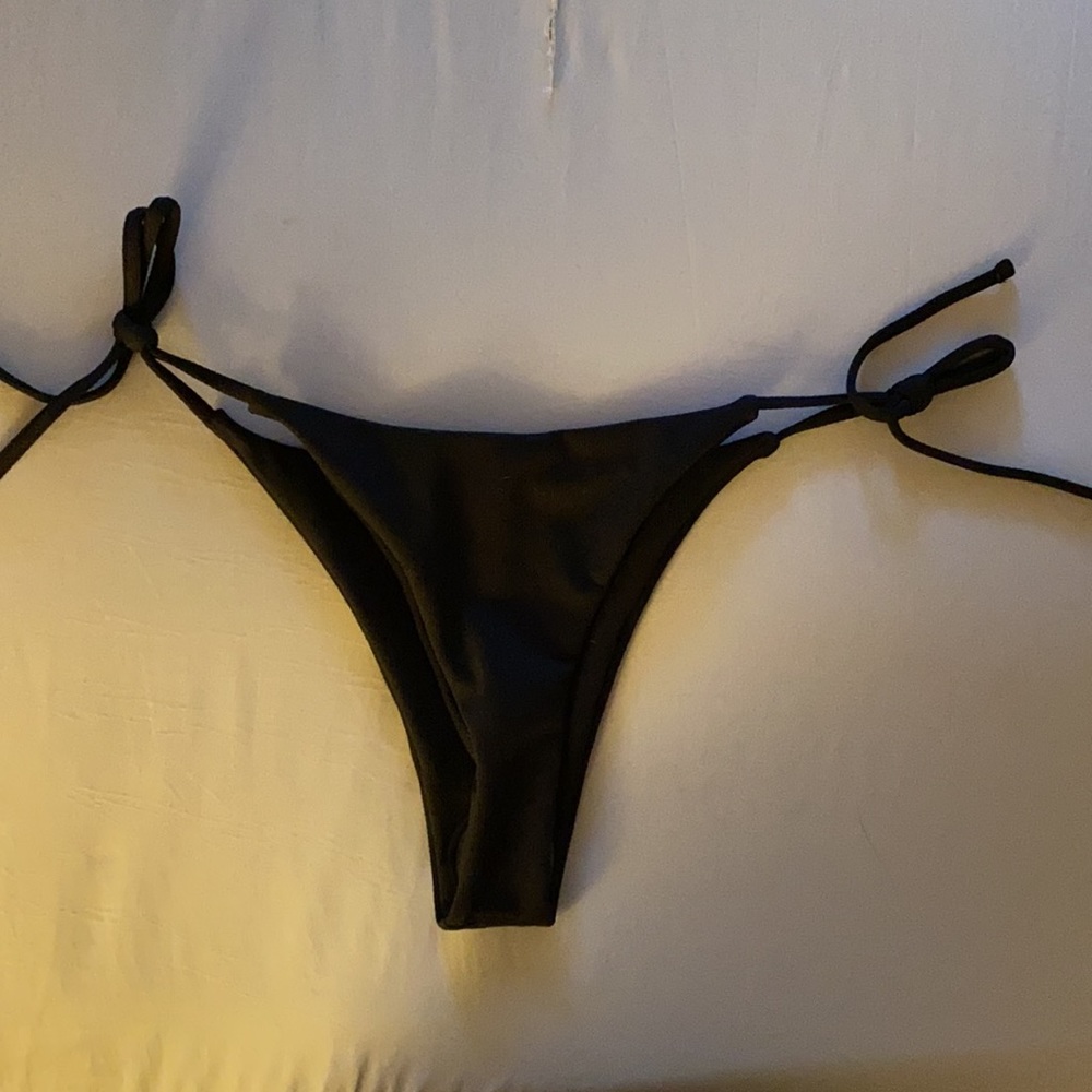 Black bikini - Picture 2 of 9